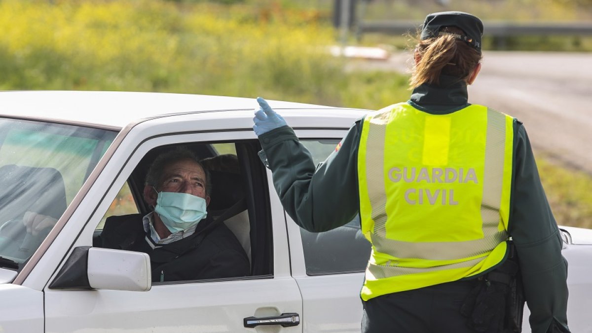 Una agente de la Guardia Civil realiza un control de carretera en Castilla y León.- ICAL