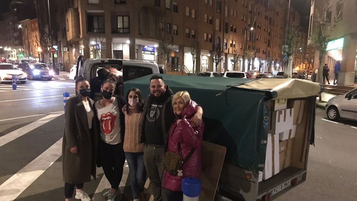 Iryna Zakharchenko (segunda a la izquierda) con personas que han colaborado cargando los víveres a su furgoneta y remolque.- E. M.