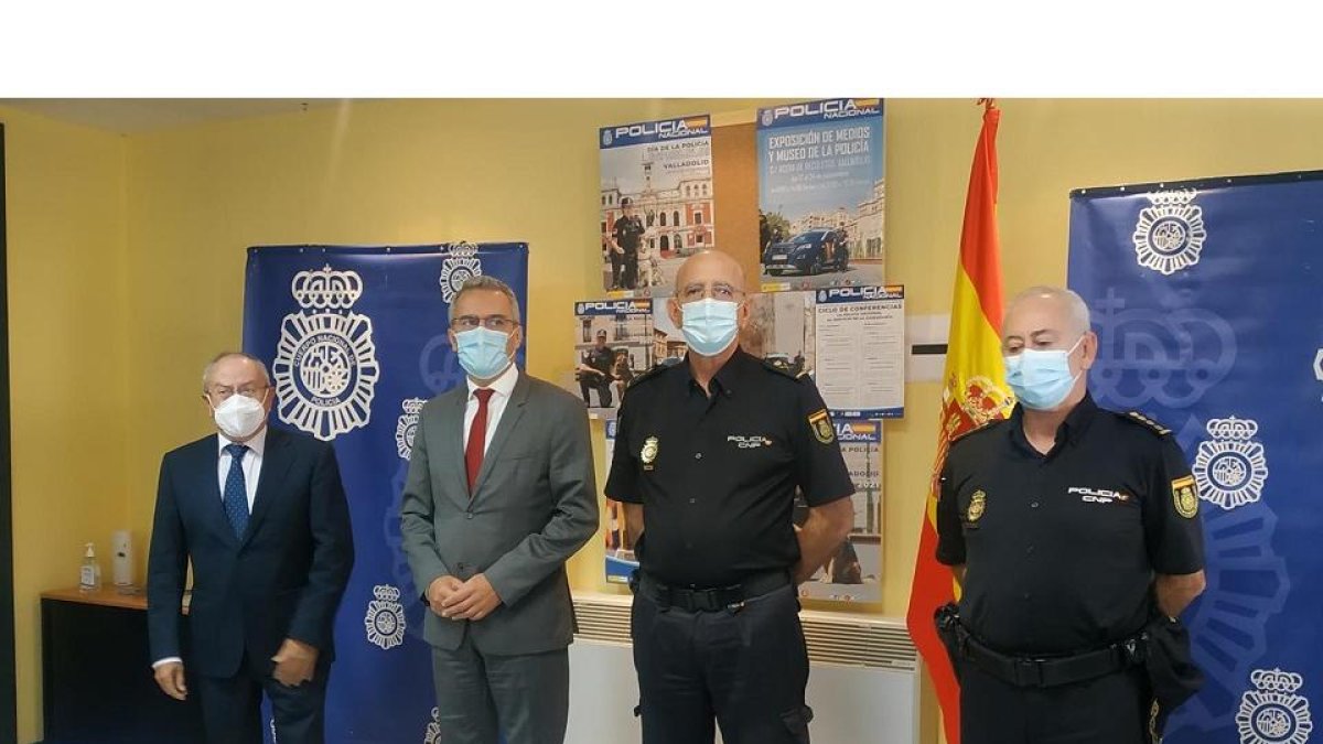 El delegado y el subdeletado del Gobierno, junto con mandos policiales, en la presentación de los actos centrales del Día de la Policía Nacional. - EUROPA PRESS