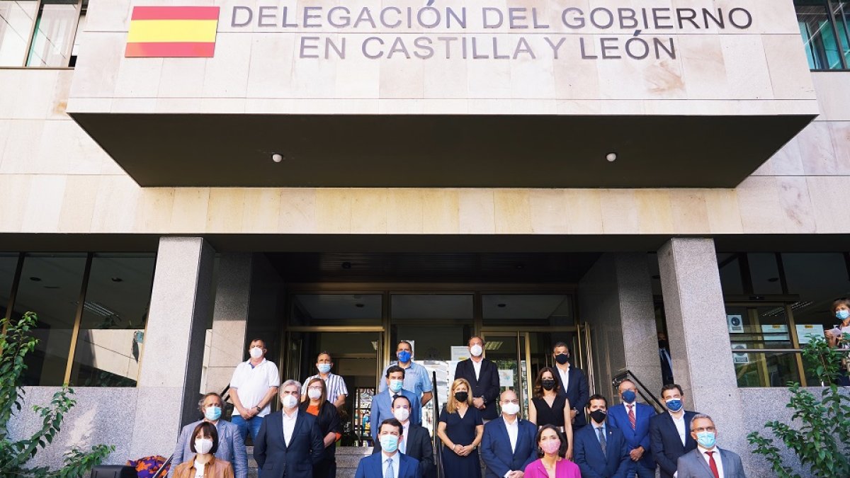 Foto de familia de la Mesa de Automoción celebrada hoy en Valladolid. - ICAL