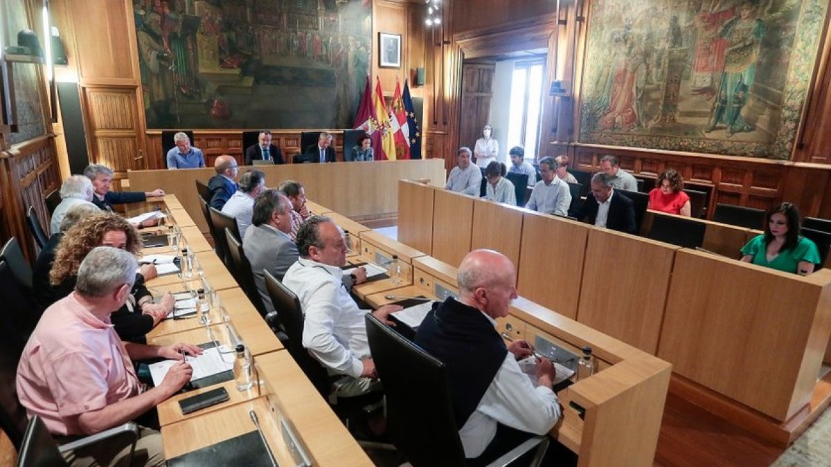 La Diputación de León durante el pasado pleno extraordinario en el que se dio paso a la primera resolución del Plan Provincial de Cooperación Municipal. - ICAL