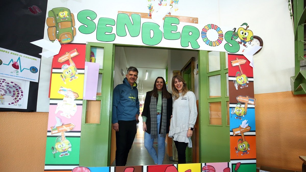 Los profesores Beatriz Carrero, Paco López e Isabel Núñez, responsables del proyecto 'Senderos' del CRA La Abadía de Carracedelo.- ICAL