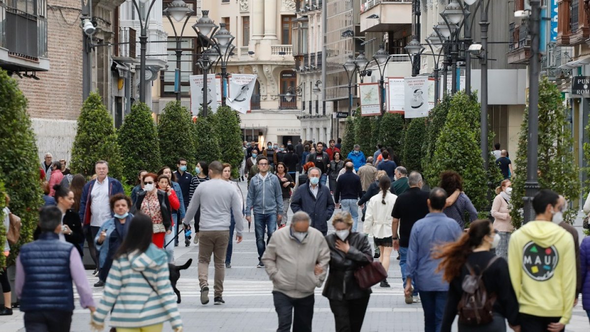 Gente paseando por la calle Santiago de Valladolid. - JUAN MIGUEL LOSTAU