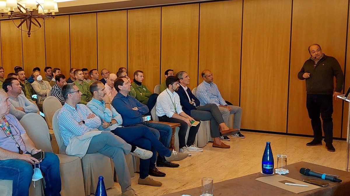 El director de i-DE en Castilla y León, Óscar Villanueva, en uno de los encuentros del negocio de Redes de Iberdrola. -ICAL