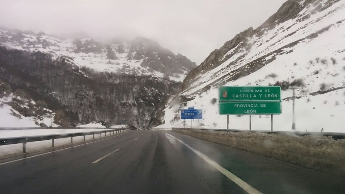 Carretera con nieve en León. Imagen de archivo | E.M.