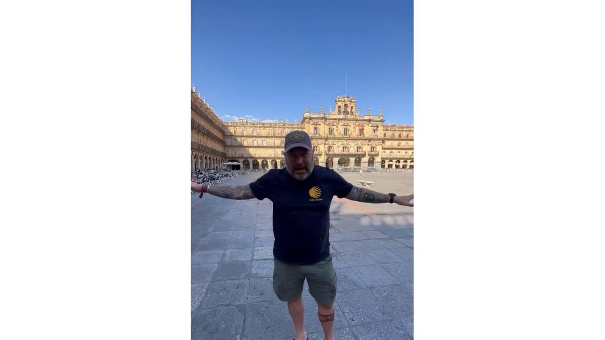 El americano enamorado de España en la plaza Mayor de Salamanca. TWITTER: Larry Shy