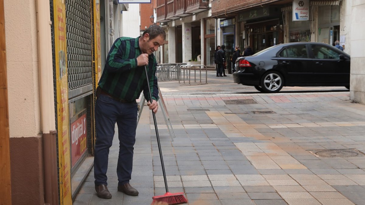 Calima sobre Palencia
La ciudad de Palencia ha amanecido cubierta de polvo procedente de África, en la imagen un comerciante de la calle Barrio y Mier barre la arena