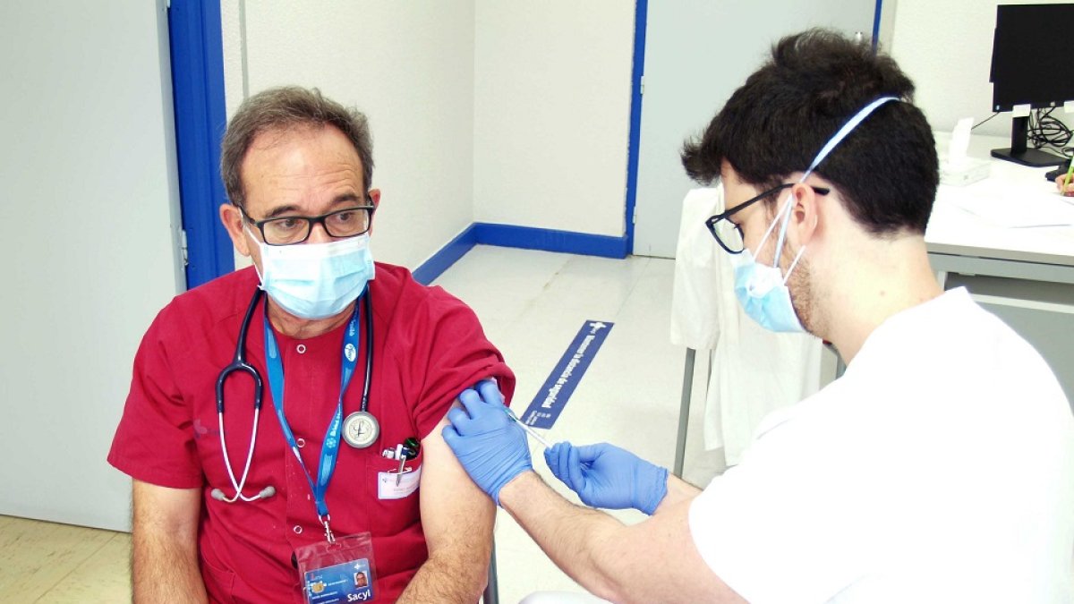 Vacunación al personal de urgencias del Hospital Clínico de Salamanca.- ICAL