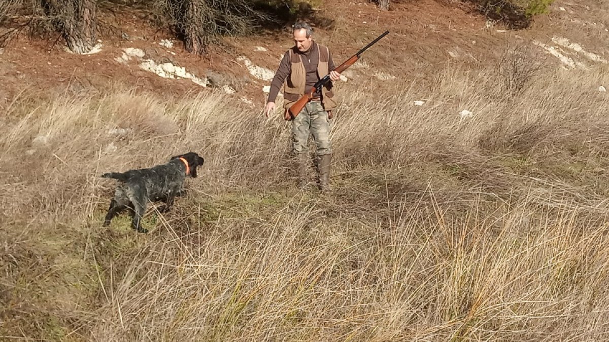 Un cazador despidiendo la temporada general el pasado domingo en Simancas, Valladolid. - LEONARDO DE LA FUENTE