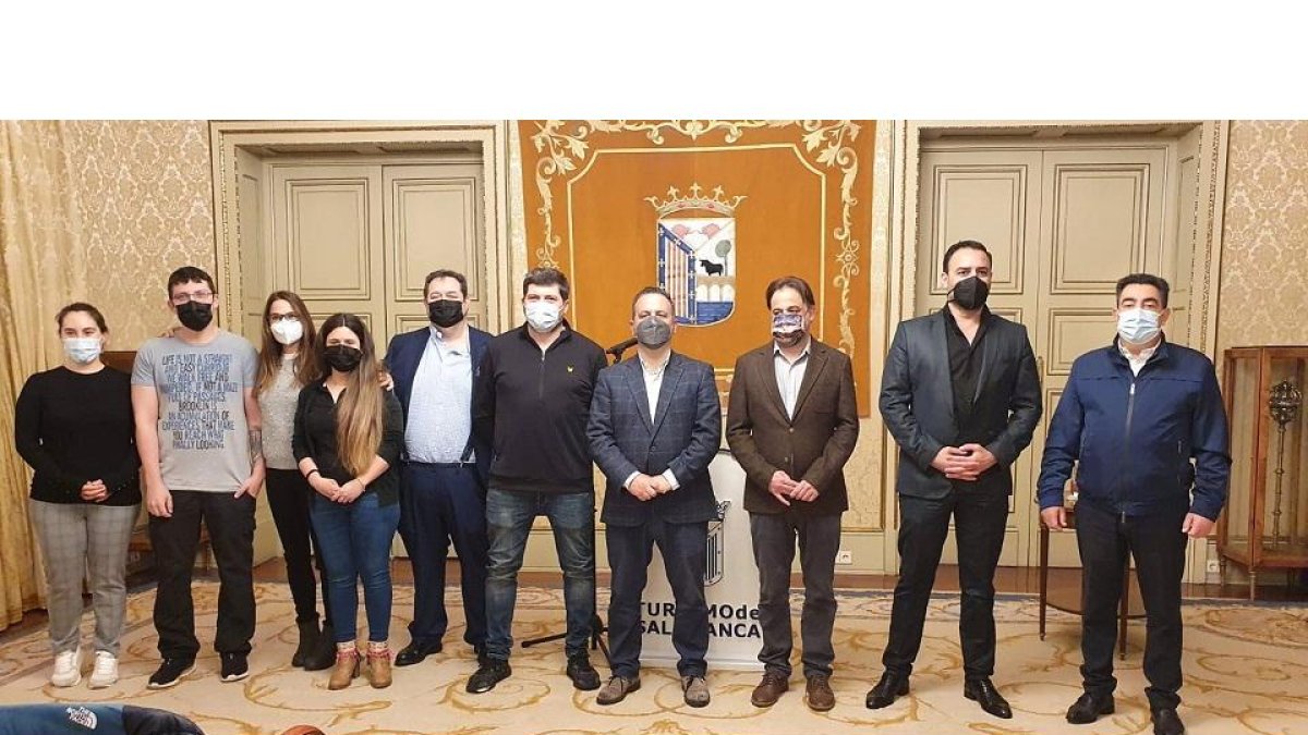 Premiados y autoridades en la entrega de premios en Salamanca. -E. PRESS