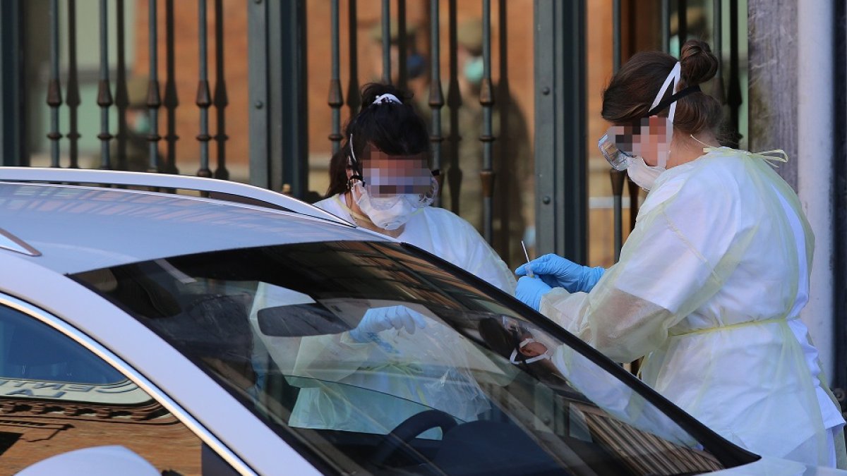 Pruebas para la detección del coronavirus desde el automóvil por personal sanitario en Palencia.- ICAL