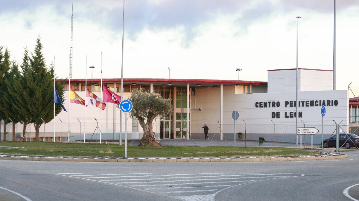 Entrada al centro penitenciario de Mansilla de las Mulas, en León, donde hay seis vacantes de médicos. ICAL
