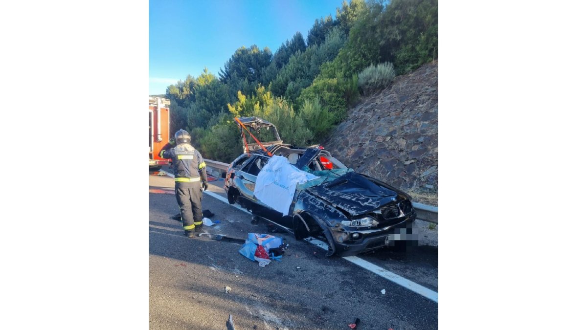 Estado en el que quedaba el vehículo tras el accidente en Zamora. BOMBEROS RIONEGRO