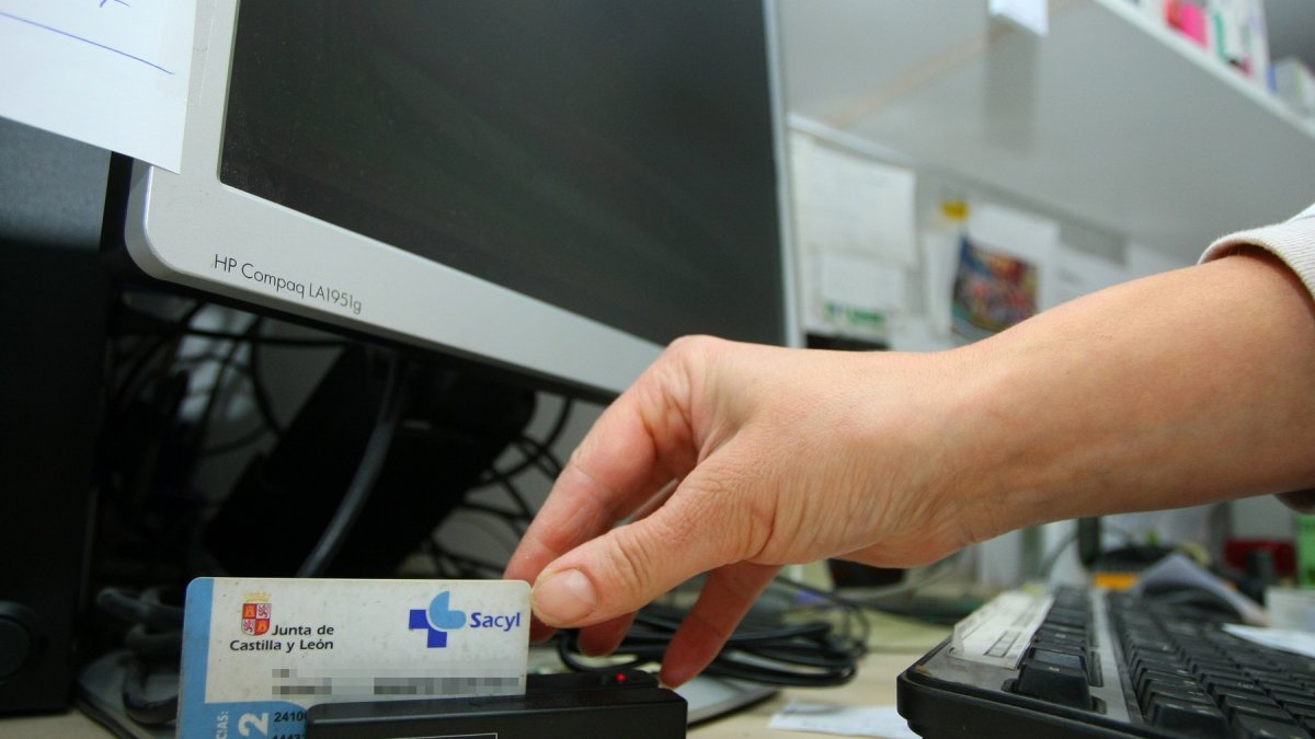 Compra de medicamentos con receta electrónica en una farmacia. / ICAL