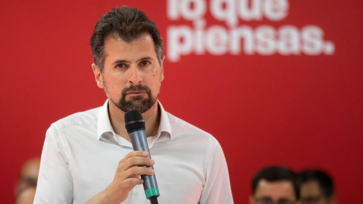 El secretario general del PSCyL, Luis Tudanca, participa en un acto electoral junto al candidato socialista a la Alcaldía de Salamanca, José Luis Mateos.- ICAL