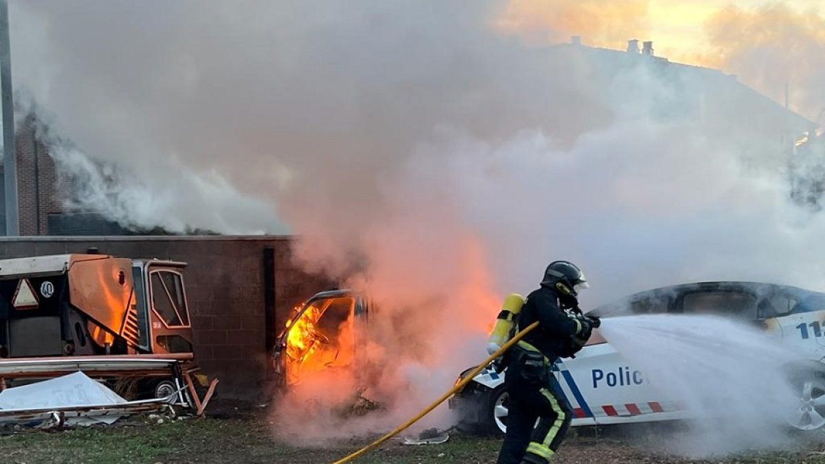 Un bombero trata de apagar el incendio de unos almacenes municipales en la localidad leonesa de Trobajo del Camino. -ICAL