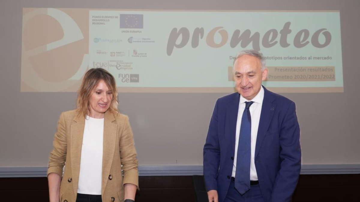 La Consejera de Educación, Rocío Lucas, junto al rector de la UVa, Antonio Largo, presentan los resultados del Programa Prometeo / J.M LOSTAU