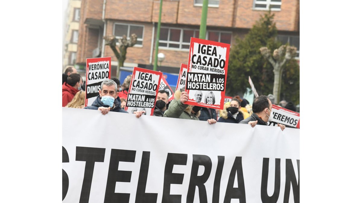 Un momento de la manifestación de hosteleros en Burgos. ICAL