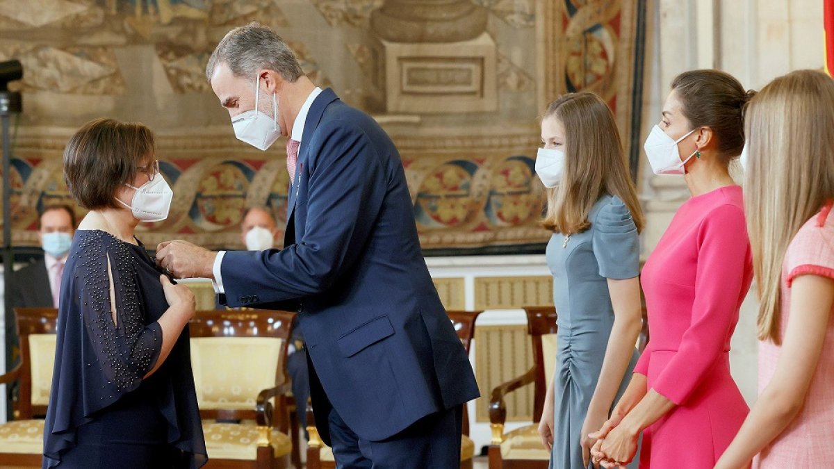 La ganadera leonesa Noelia Aparicio es condecorada por la Orden del Mérito Civil de manos del rey Felipe VI. - ICAL