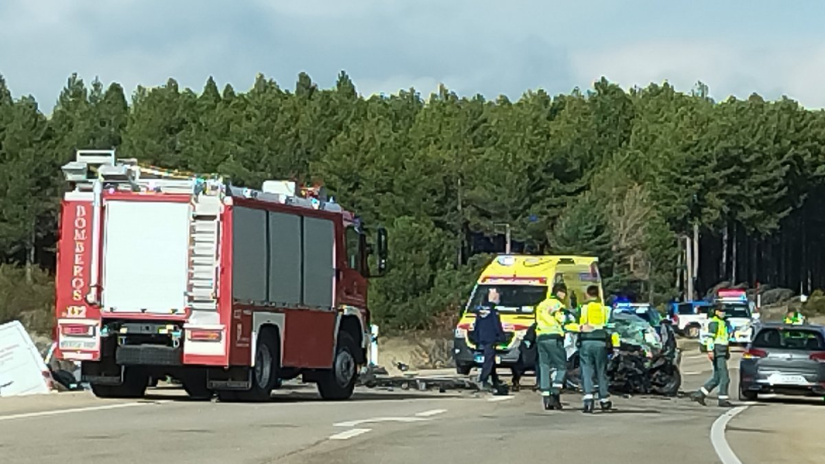 Bomberos actúan en la N-630 tras el accidente mortal en León. / ICAL
