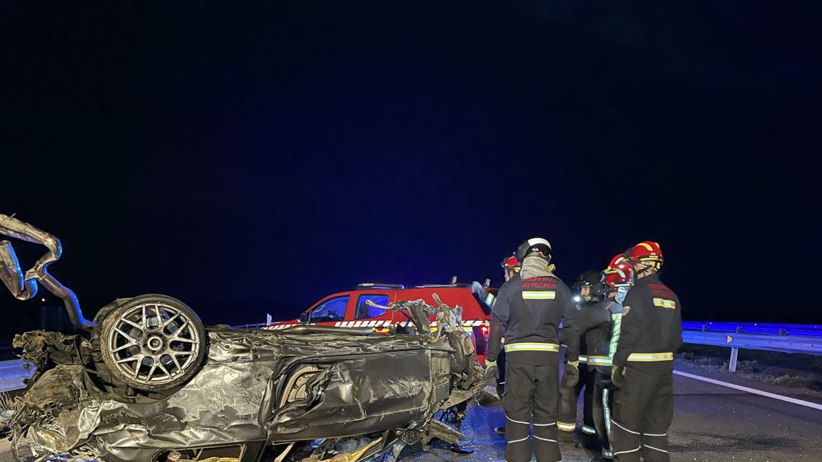 Estado en el que quedó el coche en el accidente de Masilla Mayor en León. BOMBEROS LEÓN