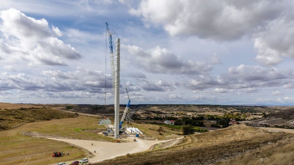 Iberdrola instalando el primer aerogenerador del complejo eólico Herrera II Burgos en 2020. E.M.