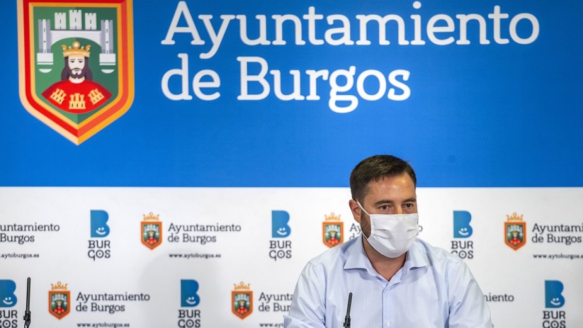 El alcalde de Burgos, Daniel de la Rosa, en una rueda de prensa. / ICAL.