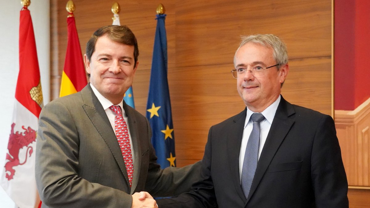 El presidente de la Junta de Castilla y León, Alfonso Fernández Mañueco, mantiene un encuentro con el embajador de la República de Eslovenia en España, Robert Krmelj. ICAL