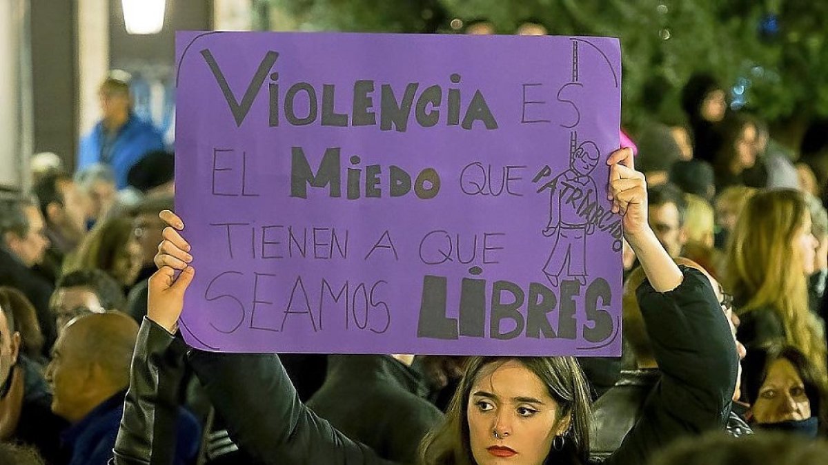 Una joven muestra su pancarta en una manifestación contra la violencia machista. - PABLO REQUEJO