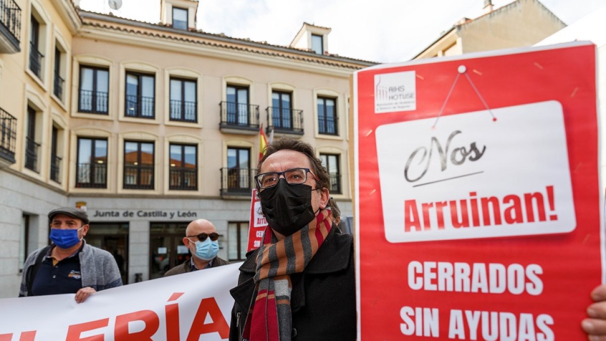 Los hosteleros de Segovia se manifiestan frente a la sede de la JCYL en Segovia.- ICAL