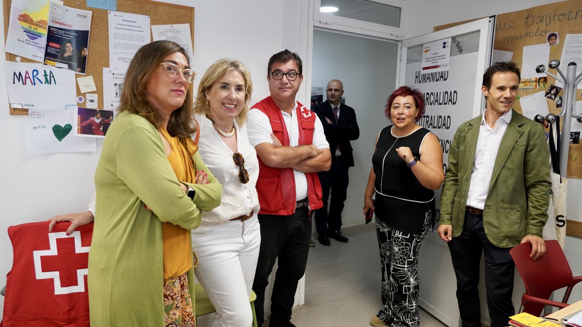 La consejera de Movilidad y Transformación Digital, María González Corral, visita la sede de Cruz Roja en Valladolid. ICAL