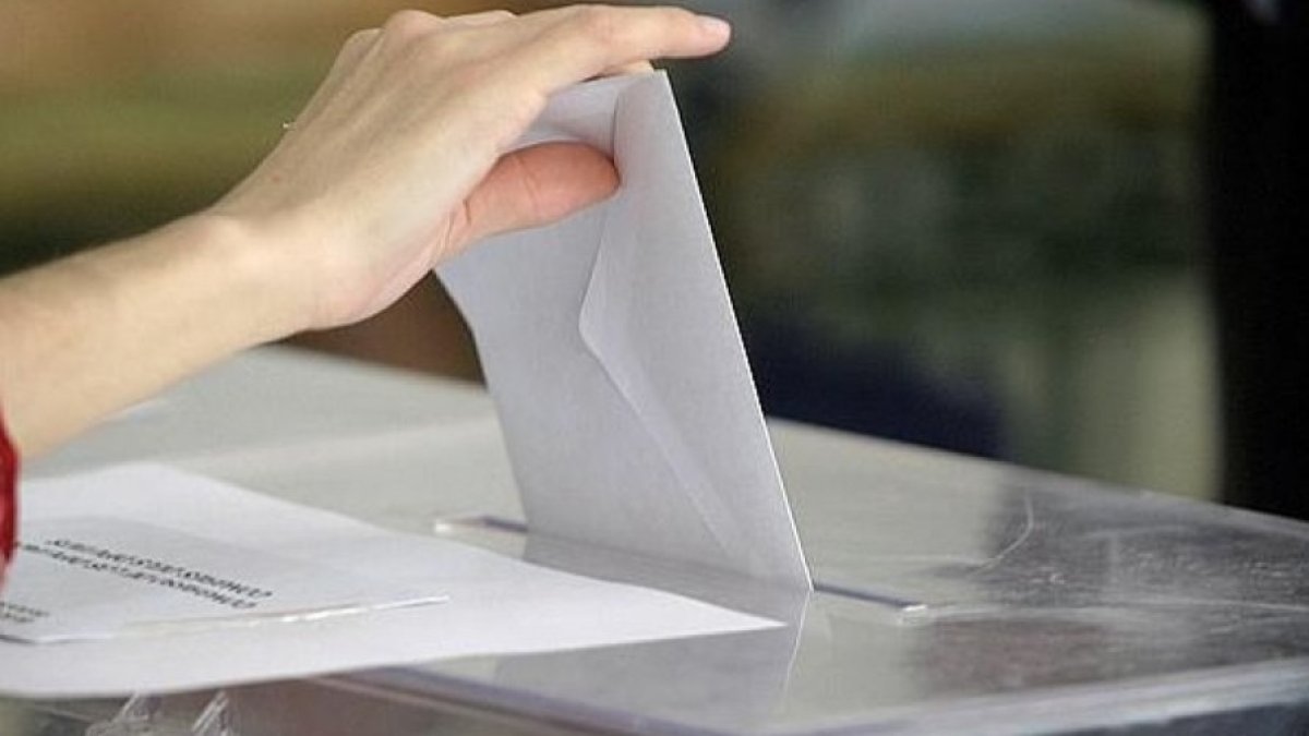 Una mujer introduce una papeleta de voto en una urna, en una imagen de archivo.-ICAL.