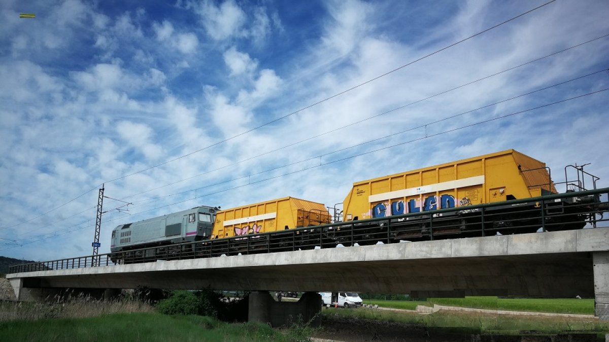 Adif AV comienza las pruebas de carga de los viaductos de la LAV Venta de Baños-Burgos.- ICAL