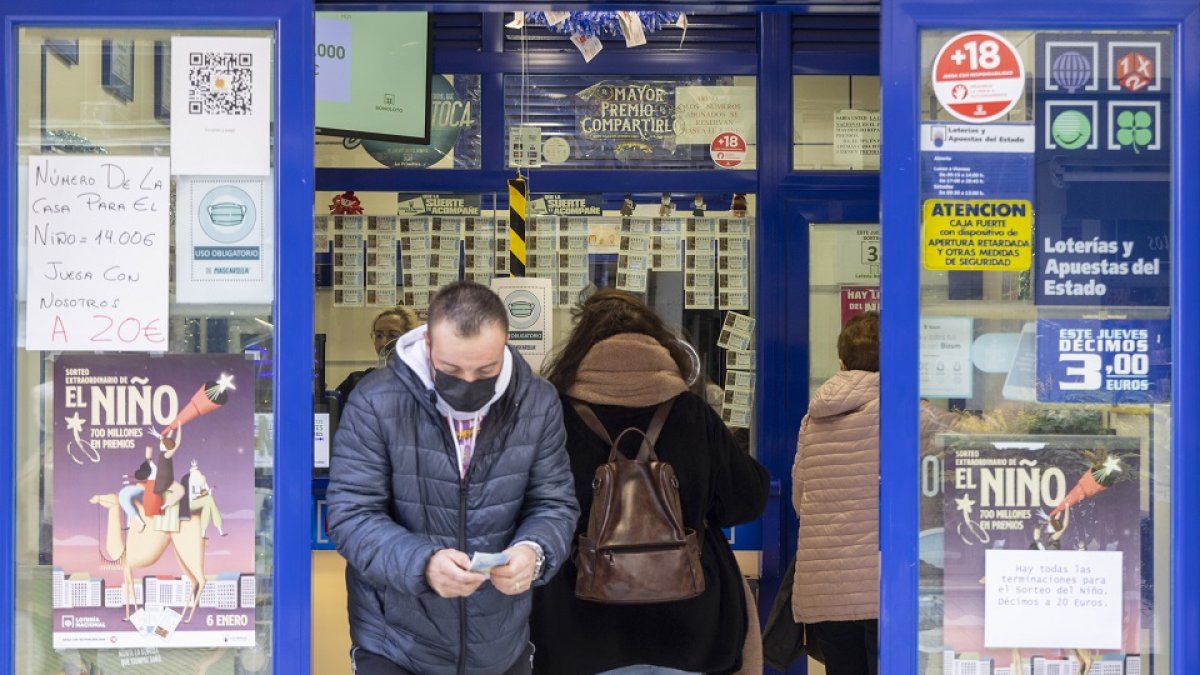 Personas esperando para comprar un décimo del sorteo del Niño en una administración de Valladolid.- PABLO REQUEJO / PHOTOGENIC