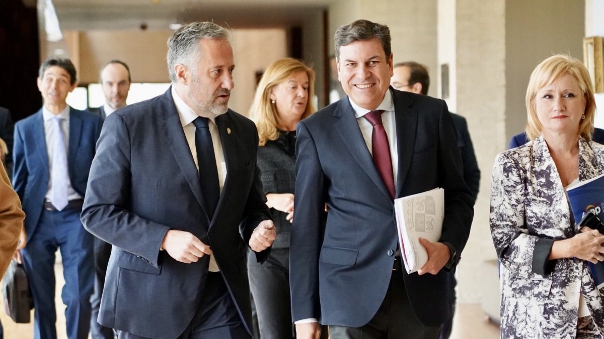 El consejero de Economía y Hacienda, Carlos Fernández Carriedo, acompañado del presidente de las Cortes, Carlos Pollán.- ICAL