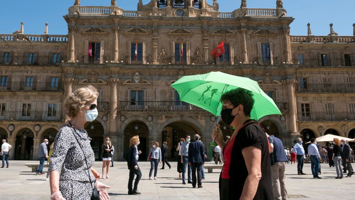 Personas pasean por la Plaza Mayor de Salamanca.-  ICAL