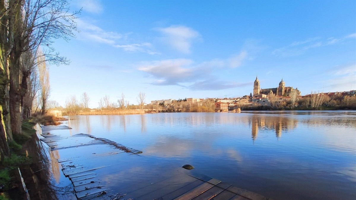 Zona del embarcadero junto al río Tormes a su paso por Salamanca anegado de agua. | E. P.