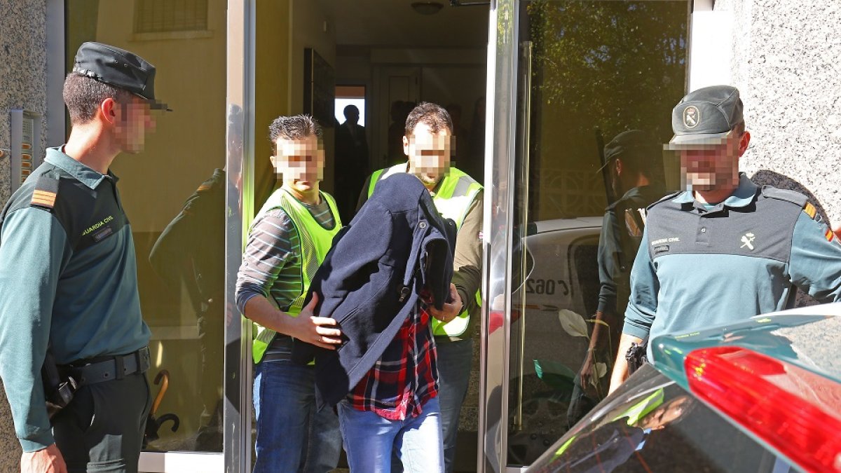 La Guardia Civil registra la casa de la mujer acusada de presentar una denuncia falsa de malos tratos en Fabero, León. / ICAL.