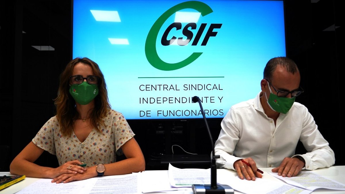 Isabel Madruga, presidenta del sector autonómico de Educación de CSIF Castilla y León, y Mariano González, responsable de la negociación del sector. - ICAL