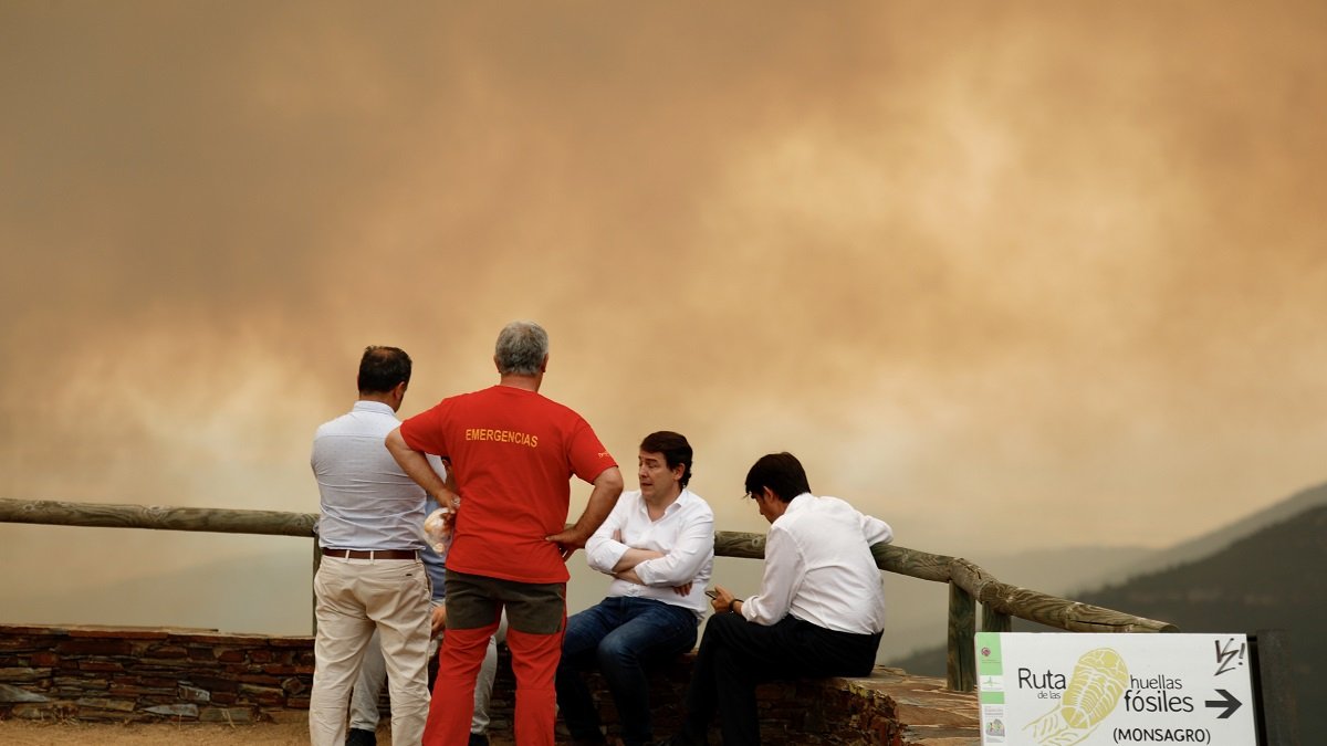 El presidente de la Junta, Alfonso Fernández Mañueco visita el puesto de mando del incendio que afecta a la localidad de Monsagro y Serradilla.- ICAL