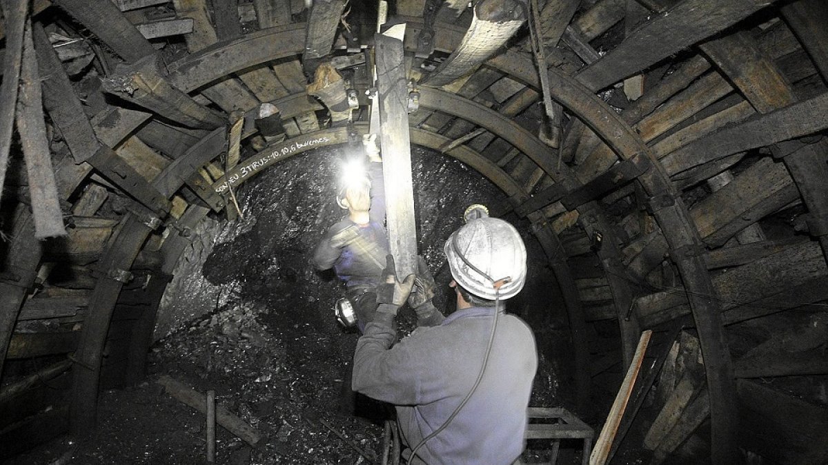 Un minero trabaja en el yacimiento Hullera Vasco-Leonesa, ya cerrado. E.M
