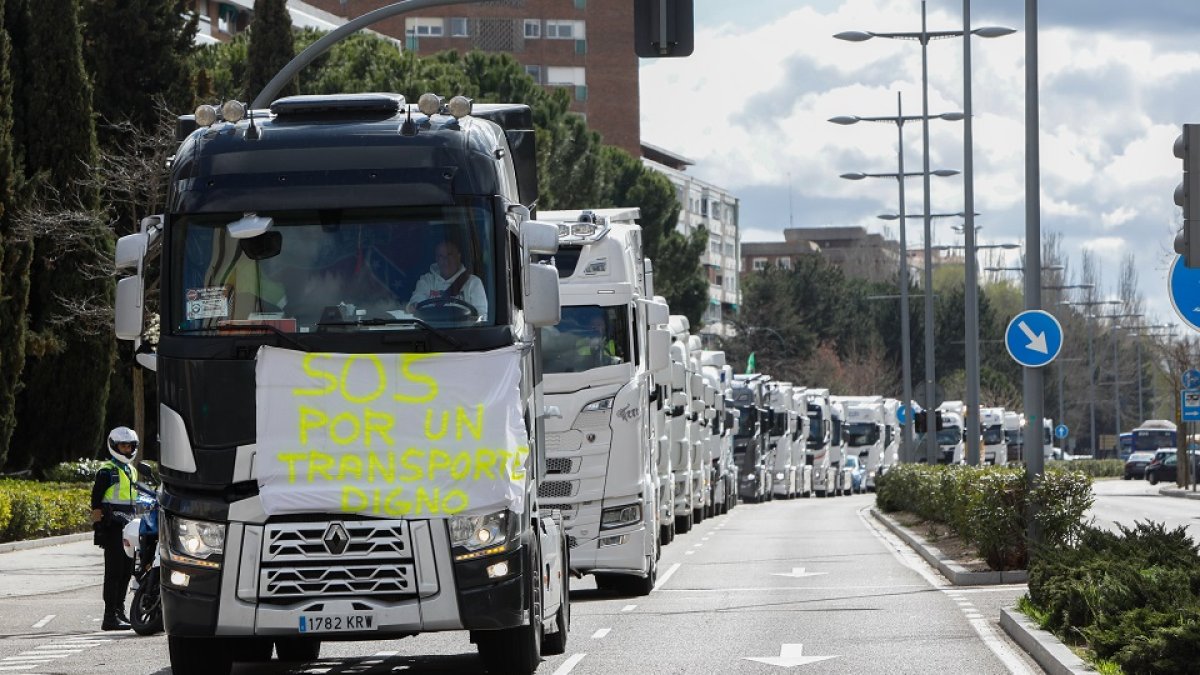 Imagen de archivo de una manifestación de camiones en la huelga de transporte. -J.M.LOSTAU