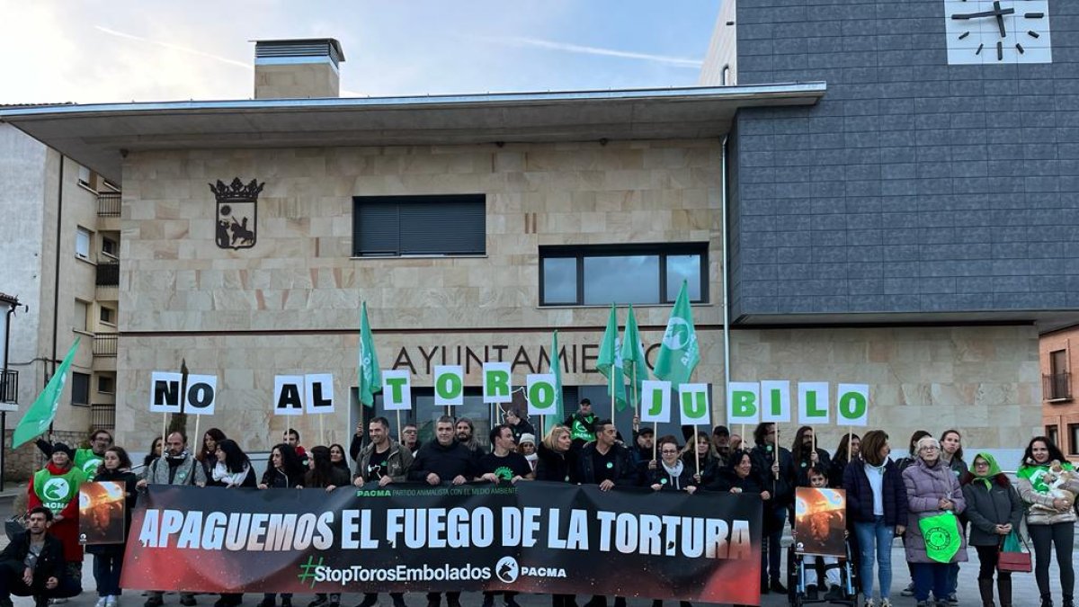 La protesta de PACMA contra el Toro Jubilo en Medinaceli a pocas horas de su celebración. -PACMA