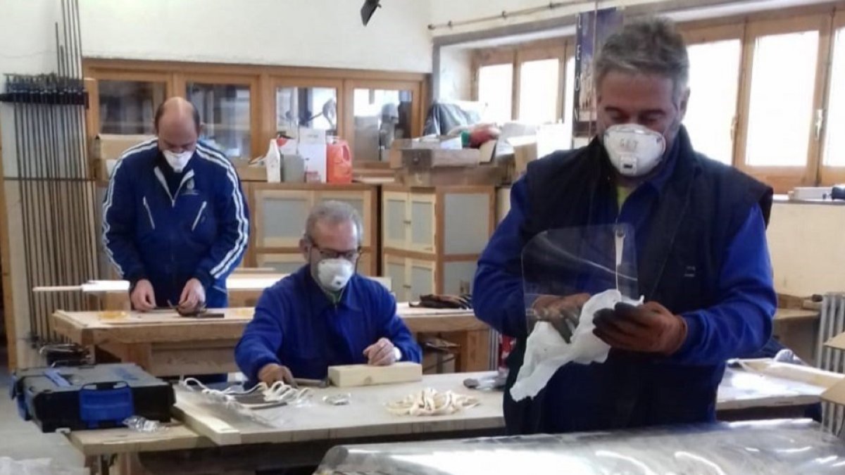 Trabajadores de la Diputación de Segovia confeccionan pantallas de protección. - DIPUTACIÓN DE SEGOVIA