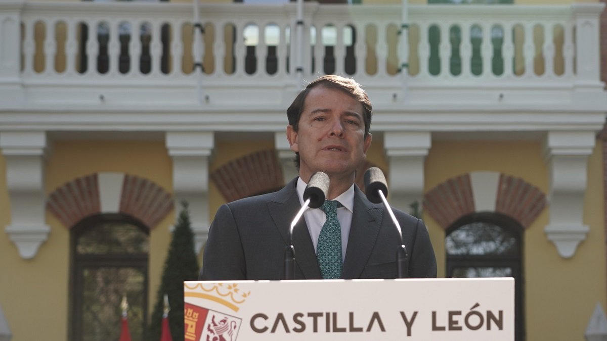 El presidente de la Junta de Castilla y León, Alfonso Fernández Mañueco, durante la rueda de prensa para dar comienzo al nuevo curso político.- ICAL