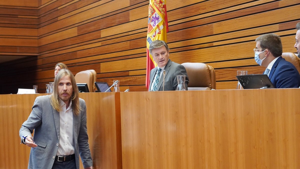 El procurador de Unidas Podemos, Pablo Fernández, en el momento de abandonar la tribuna de oradores.- ICAL