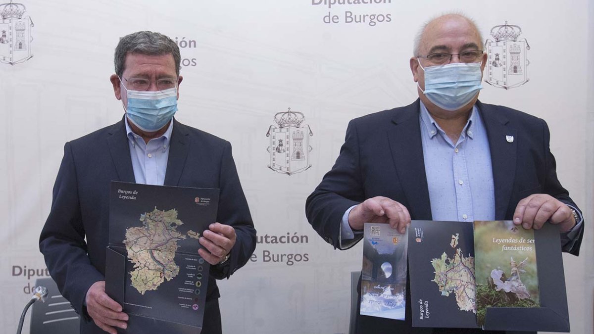 César Rico (izquierda) presentó ayer 'Burgos de leyenda' y el folleto explicativo del Canal de Castilla junto al diputado provincial Jesús María Sendino. RAÚL G. OCHOA