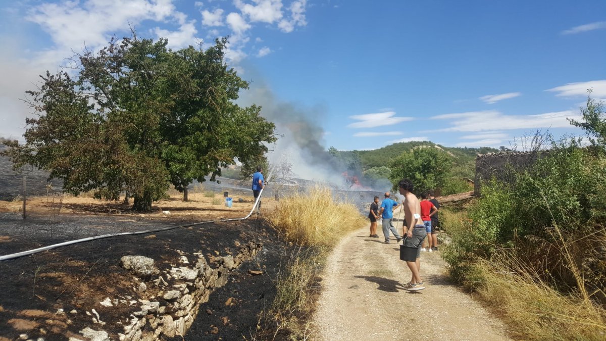 Voluntarios y personal contra incendios colaboraron en la extinción del fuego de Sotillo. AURORA LÁZARO