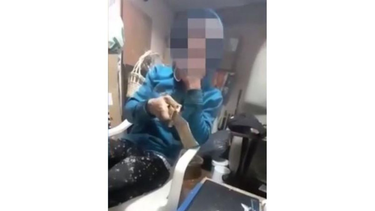 El detenido por asesinar a un hombre en Aguilar de Campoo en una captura del vídeo que él mismo se grabó mientras balanceaba el machete. / E.M.