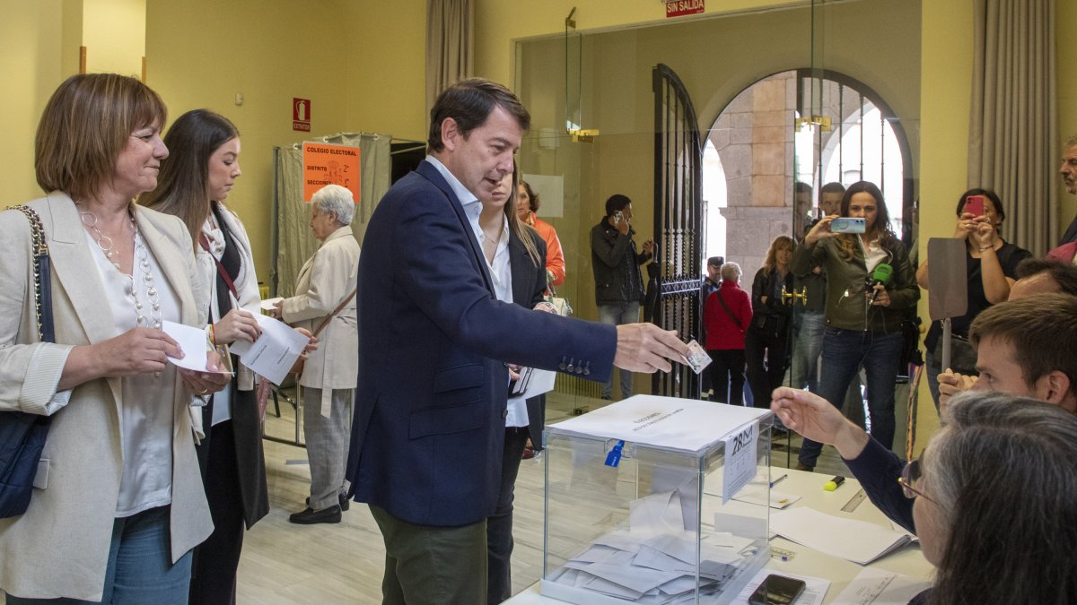 El presidente del PPCyL, Alfonso Fernández Mañueco, ejerce su derecho al voto en la Delegación de Economía y Hacienda. ICAL